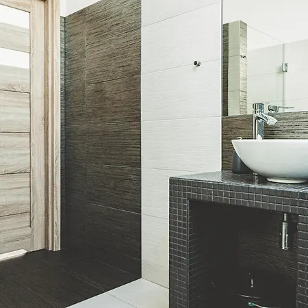 2 Bedroom Amazing In بيت للعطل Płoskinie